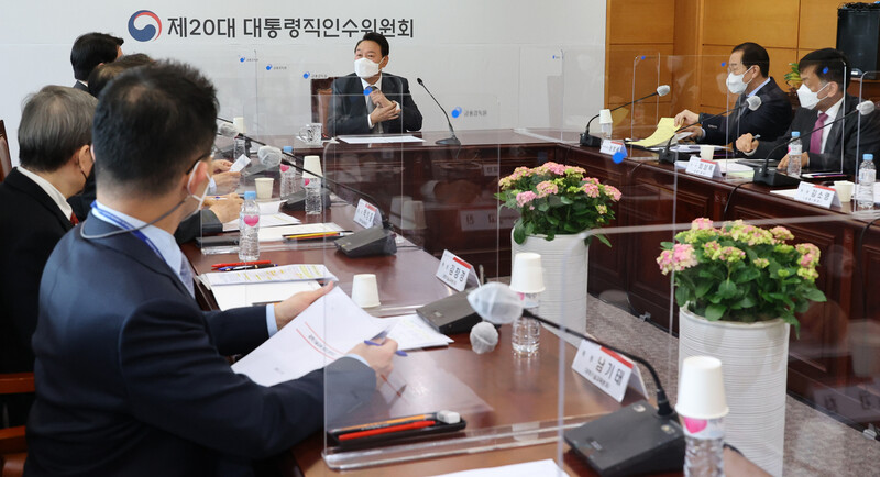 윤석열 대통령 당선자가 지난달 31일 오전 서울 종로구 통의동 대통령직인수위원회에서 열린 경제 1·2분과, 과학기술교육분과 업무보고 회의에 참석해 안철수 인수위원장의 모두발언을 듣고 있다. 공동취재사진