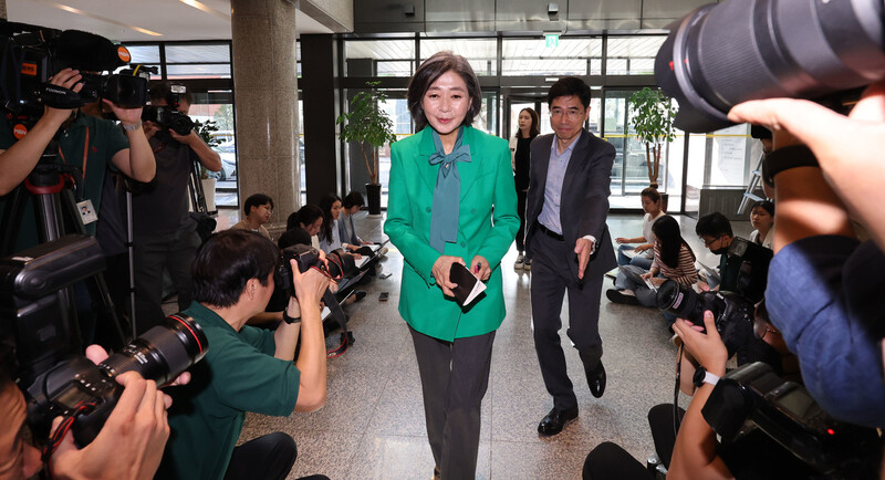 김행 여성가족부 장관 후보자가 14일 오전 서울 서대문구 한국청소년활동진흥원에 마련된 인사청문회 준비 사무실로 첫 출근하고 있다. 연합뉴스