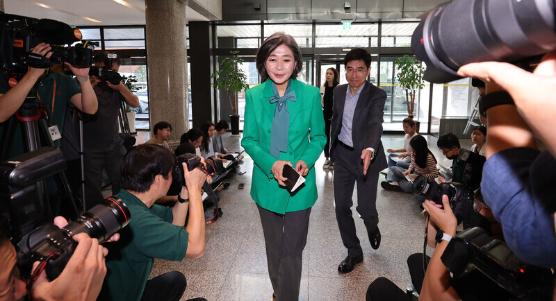 김행 여성가족부 장관 후보자가 14일 오전 서울 서대문구 한국청소년활동진흥원에 마련된 인사청문회 준비 사무실로 첫 출근하고 있다. 연합뉴스