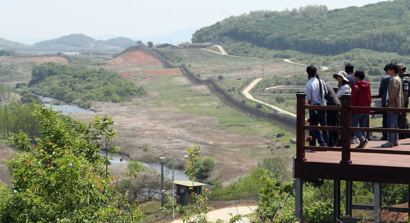 2019년 5월22일 시민들이 강원 철원군 ‘디엠제트(DMZ) 평화의 길’내 공작새 능선 조망대에 올라 철책선 너머 비무장지대를 바라보고 있다. 사진공동취재단