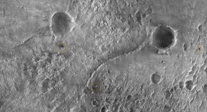 화성 정찰궤도선(MRO)에서 촬영한 퍼시비런스 착륙지역. 노란색 동그라미 안의 물체는 왼쪽부터 하강선, 퍼시비런스, 열 차폐막이다. 나사 제공