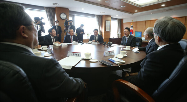 윤석열 대통령 당선자(가운데)가 21일 서울 종로구 통의동 대통령직 인수위원회 집무실에서 경제 6단체장과 회동하고 있다. 공동취재사진