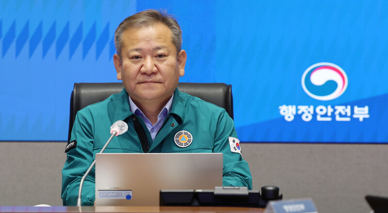 이상민 행정안전부 장관이 지난 9일 오전 정부서울청사 중앙재난안전대책본부 상황실에서 열린 이태원 사고 및 코로나19 중대본 회의에 참석하고 있다. 연합뉴스