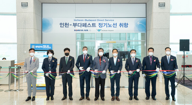 대한항공이 3일 인천국제공항 제2여객터미널 출국장에서 인천~부다페스트 취항 행사를 하고 있다. 대한항공 제공