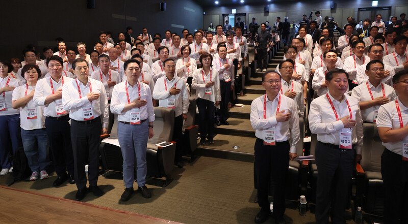 김기현 국민의힘 대표와 윤재옥 원내대표 등 당 지도부를 비롯한 의원들이 28일 인천 중구 인천국제공항공사 인재개발원에서 열린 ‘2023 국회의원 연찬회’에서 국기에 경례하고 있다. 연합뉴스