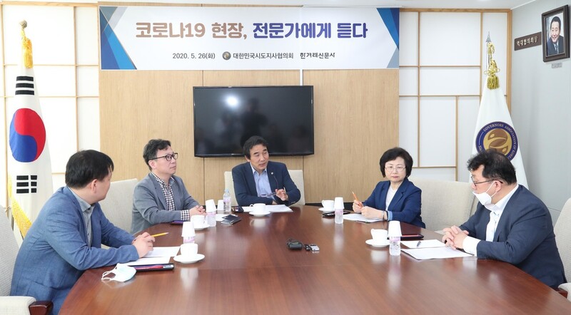 26일 오전 서울 중구 대한민국시도지사협의회 사무실에서 열린 ‘코로나19 현장, 전문가에게 듣다’ 좌담회에서 참석자들이 의견을 나누고 있다. 왼쪽부터 이순혁 &lt;한겨레&gt; 전국부장, 김창보 서울시 공공보건의료재단 대표, 전성환 대한민국시도지사협의회 사무총장, 윤미혜 경기도 보건환경연구원장, 이경수 영남대 의대 교수(예방의학). 백소아 기자 thanks@hani.co.kr
