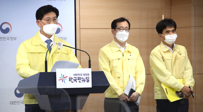 노형욱 국토교통부 장관이 10일 정부서울청사 브리핑실에서 광주 건축물 붕괴사고와 관련해 건축물 해체공사 안전강화 방안과 불법하도급 차단 방안 등을 발표하고 있다. 연합뉴스