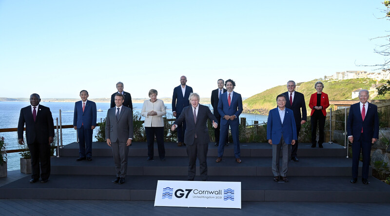 문재인 대통령이 12일(현지시각) 영국 콘월 카비스베이에서 주요 7개국(G7) 정상들과 함께 기념사진을 촬영하고 있다. 콘월/청와대사진기자단