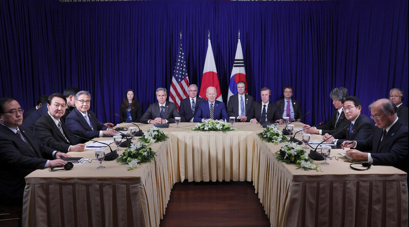 아세안+3 정상회의에 참석한 윤석열 대통령과 조 바이든 미국 대통령, 기시다 후미오 일본 총리가 지난달 13일(현지시간) 캄보디아 프놈펜의 한 호텔에서 한·미·일 정상회담을 하고 있다. 프놈펜/윤운식 선임기자 yws@hani.co.kr