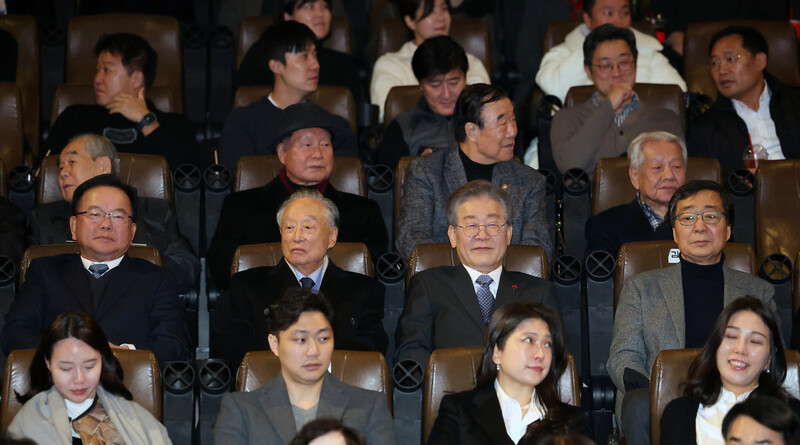 이재명 더불어민주당 대표(둘째 줄 오른쪽 둘째)가 18일 오후 서울 용산구 씨지브이(CGV) 용산아이파크몰에서 열린 ‘길 위에 김대중’ 시사회에 참석해 영화 시작을 기다리고 있다. 둘째 줄 왼쪽부터 김부겸 전 국무총리, 권노갑 김대중재단 이사장, 이 대표, 김홍업 김대중평화센터 이사장. 공동취재사진