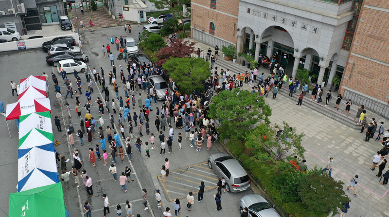 3일 오후 광주시 북구 일곡중앙교회 마당에 마련된 선별진료소에서 시민들이 코로나19 검사를 기다리고 있다. 지난달 27, 28일 이 교회에서 열린 예배에 참석한 800여명 가운데 2명이 코로나19 확진 판정을 받았다. 광주/연합뉴스