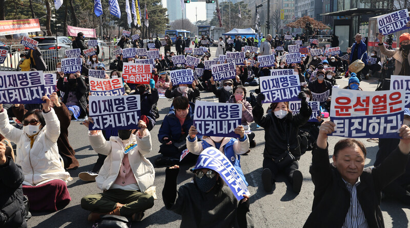 이재명 더불어민주당 대표의 체포동의안 표결이 예정된 지난달 27일 서울 여의도 국회 앞에서 민주시민촛불연대 주최로 체포동의안 부결 촉구 집회가 열리고 있다. 연합뉴스