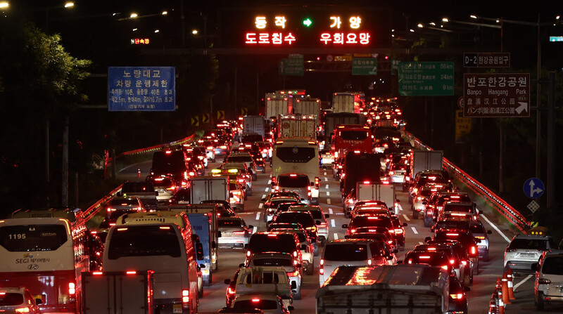 지난해 8월10일 저녁 서울 서초구 반포대교 인근 올림픽대로가 퇴근길 차량으로 붐비며 차량 뒷쪽 브레이크등에 불이 들어와 있다. 연합뉴스