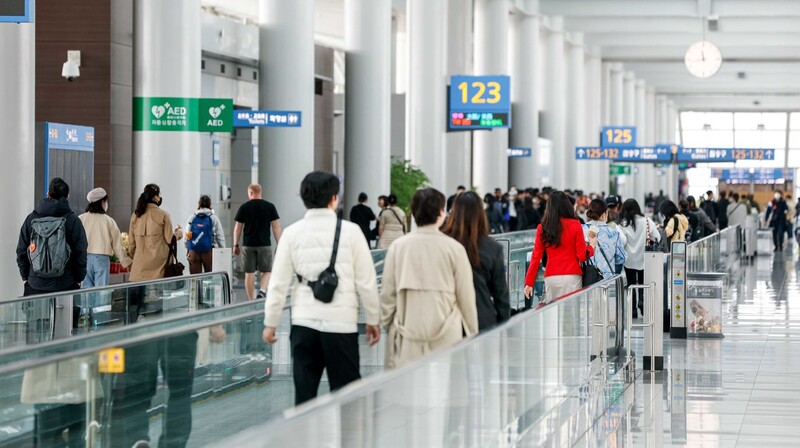 대중교통 마스크 착용 의무가 해제된 3월20일 오전 인천국제공항 제1여객터미널 탑승동이 여행객들로 붐비고 있다. 연합뉴스