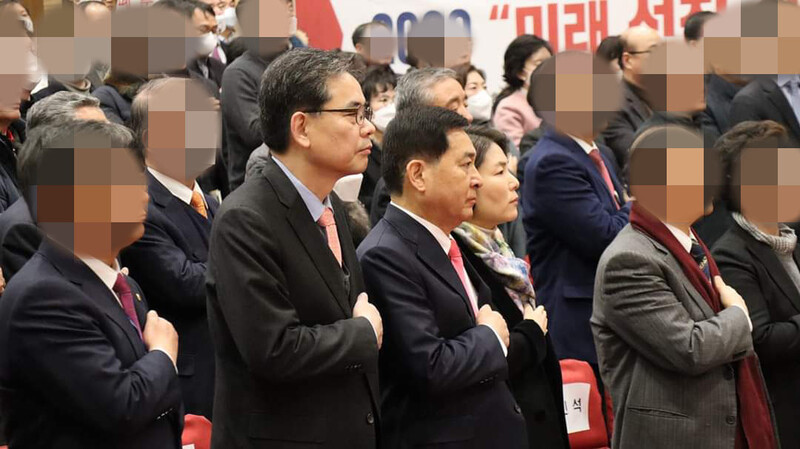 지난 19일 코로나19 확진자와 함께 토론회에 참석한 미래통합당 곽상도 의원(왼쪽부터), 심재철 원내대표, 전희경 의원. 연합뉴스