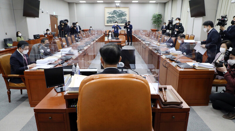 공수처장 후보 추천위원회가 지난 18일 국회에서 제5차 회의를 열어 논의를 하고 있다. 공동취재사진