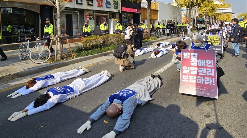 23일 대구장애인차별철폐연대, 전국장애인부모연대 대구지부, 함께하는장애인부모회 등은 대구시에 발달장애인 자립지원사업 예산 삭감 철회 등을 요구하며 오체투지 투쟁에 나섰다. 김규현 기자