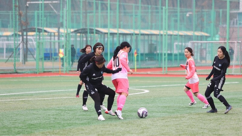 지난해 12월 10일 대전광역시장기 전국 여자 축구대회에 참여한 표선여자축구단 단원들이 경기에 몰두해 있다. 김해정 제공