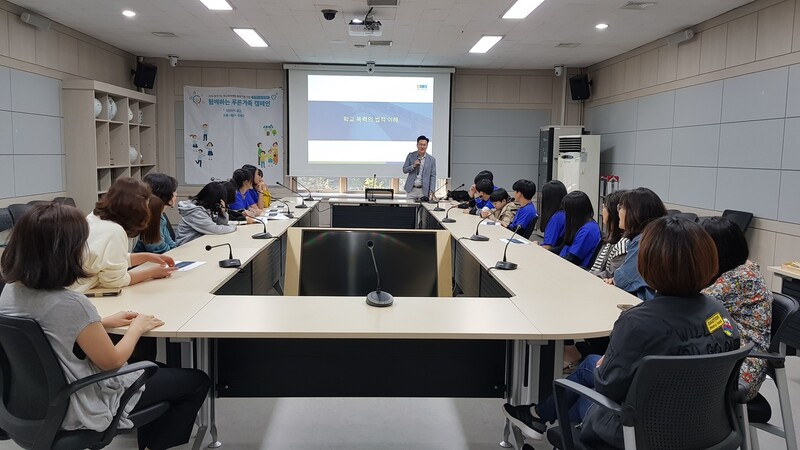 경기도 용인시 흥덕중 학교폭력 예방 동아리 ‘혼아리’ 학생과 학부모들이 역시 학부모인 이석현 변호사로부터 청소년법 강의를 듣고 있다. ‘혼아리’ 제공