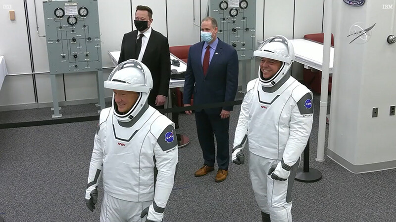 두 우주비행사와 일론 머스크 스페이스엑스 최고경영자(뒷줄 왼쪽), 짐 브라이든스틴 나사 국장이 우주선 탑승에 앞서 기념 촬영을 하고 있다. 스페이스엑스 트위터