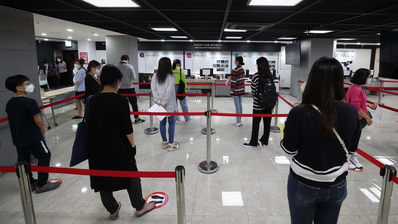 23일 오후 서울 강서구 한국건강관리협회 건강증진의원 서울서부지부를 찾은 시민이 유료 독감 예방접종을 받으려고 줄을 서 있다. 백소아 기자 thanks@hani.co.kr