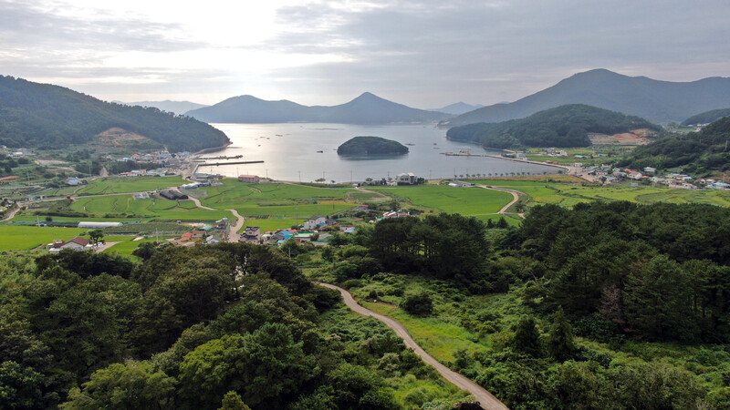 노자산 쪽에서 바라본 전경. 통영 쪽 바다 절경이 한눈에 들어온다. 거제/이정용 선임기자 lee312@hani.co.kr