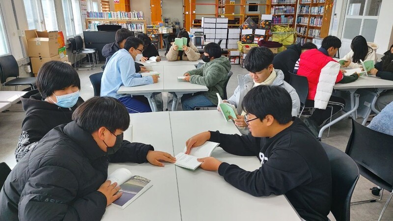 지난 12일 제주 추자도의 추자중학교 도서관에서 전교생 19명이 모여 올 한해 써 엮은 시집 &lt;자라고 있어 잘하고 있어&gt;를 함께 받아 읽고 있다. 임인택 기자 imit@hani.co.kr