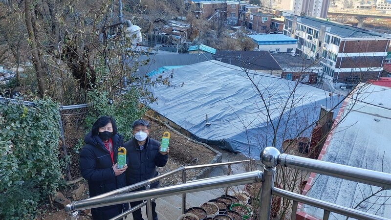 지난 18일 서울 서대문구 연희동에서 위기 가구 발굴을 위해 순찰 중인 최재숙 연희동 사회보장협의체 위원장(왼쪽)과 이한식 연희동장. 김선식 기자