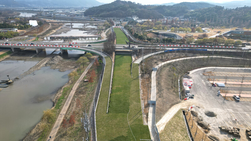 전남 순천시 동천 인근 도로를 잔디로 덮어 조성 중인 ‘그린아일랜드’.