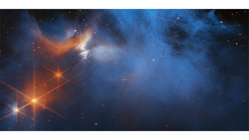 제임스웹우주망원경의 근적외선카메라(NIRCam)로 촬영한 630광년 거리의 카멜레온1 분자구름. 가운데 파란색 부분이 분자구름이며, 왼쪽 위 주황색 부분에선 원시별 Ced 110 IRS 4이 만들어지고 있다. 과학자들은 분자구름 뒤의 수많은 배경 별(주황색 점)에서 나오는 빛이 분자구름을 통과할 때 나오는 스펙트럼(흡수선)을 통해 분자구름의 얼음 성분을 식별했다. 미국항공우주국 제공