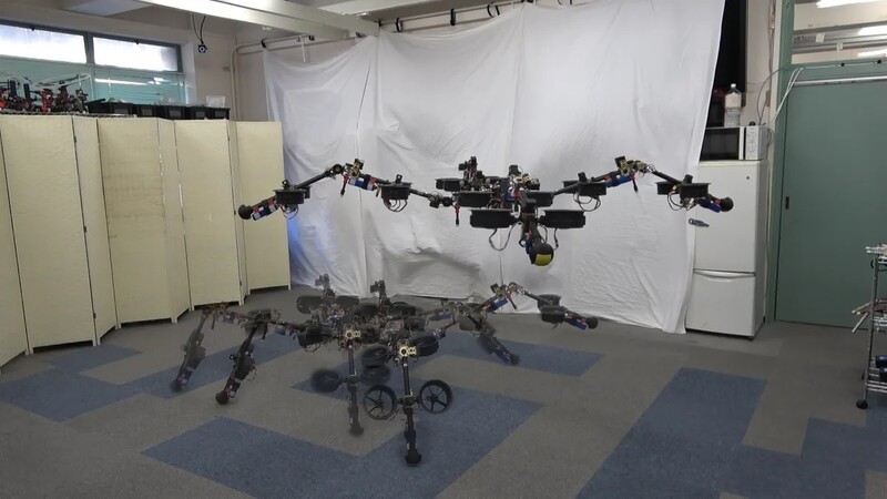 도쿄대 연구원들이 개발한 스파이더로봇. 네 다리와 멀티콥터를 이용해 걸을 수도 있고 날 수도 있다. 도쿄대 제공
