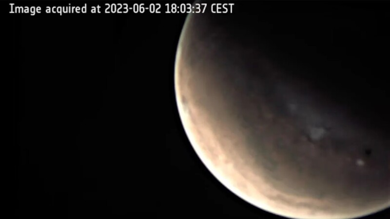 사상 처음 생중계 된 화성의 모습. 3일 새벽 유럽우주국의 화성 궤도선 ‘마스 익스프레스’가 약 1만㎞ 거리에서 찍은 사진이다. 유럽우주국 웹방송 갈무리