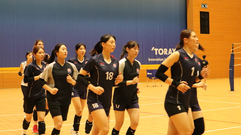 프로배구 여자부 한국도로공사 선수들이 31일 일본 시가현 도레이 아레나에서 열린 도레이 애로우즈와 연습경기를 앞두고 몸을 풀고 있다. 한국도로공사 제공