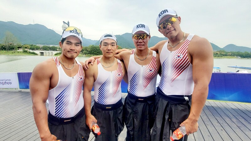 한국 카누 대표팀 정주환(왼쪽부터), 조현희, 조광희, 장상원이 3일 중국 항저우 푸양 수상스포츠센터에서 열린 카누 스프린트 남자 카약 4인승 500m 결승에서 은메달을 차지한 뒤 포즈를 취하고 있다. 항저우/이준희 기자