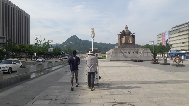 국립기상과학원과 한국외국어대 등 공동연구팀이 지난 6일 서울 광화문 광장에서 이동식 카트로 꾸민 보행자 맞춤형 모바일관측시스템으로 기상 관측을 하고 있다. 한국외대 대기환경연구센터 제공