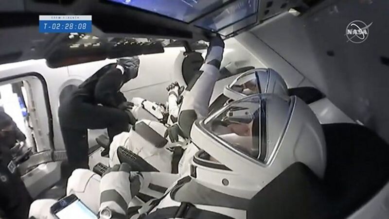 우주비행사들이 우주선 크루원에 탑승한 뒤 출발에 앞서 장비를 점검하고 있다. 웹방송 갈무리