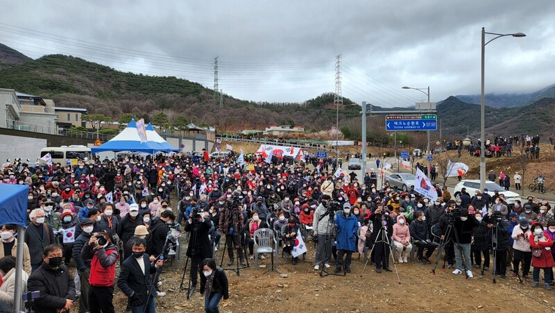 18일 대구시 달성군 유가읍 쌍계리 박근혜 전 대통령 집 앞에서 박 전 대통령 귀향을 환영하는 행사가 열렸다. 김규현 기자 <a href="mailto:gyuhyun@hani.co.kr">gyuhyun@hani.co.kr</a>