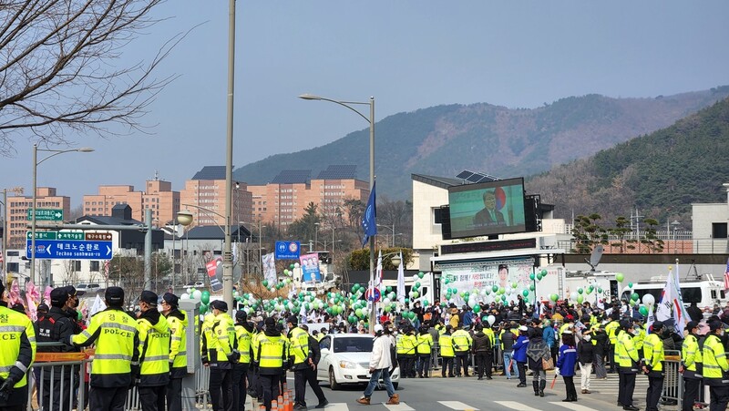 24일 낮 대구 달성군 유가읍 박근혜 전 대통령 집 앞에는 우리공화당 등 정당과 단체 5곳이 집회 신고를 내고 저마다 환영 행사를 벌이며 5000여명이 몰려 들었다. 김규현 기자 gyuhyun@hani.co.kr