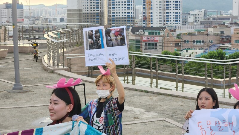 6일 오후 대구시 달서구 두류공원에서 열린 ‘대구엔(n)맥페스티벌’에서 한 참가자가 “우리는 살고 싶습니다”라고 적힌 손팻말을 들고 있다. 김규현 기자 gyuhyun@hani.co.kr