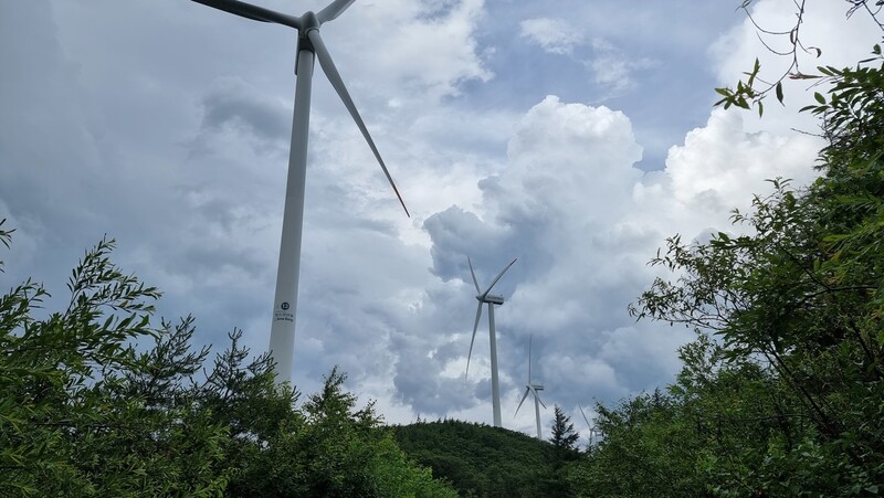 강원도 횡성 태기산에 설치돼 있는 풍력발전기들. 지난 한 해 한국의 재생에너지 설비 증가량은 4799㎿로 잠정 집계돼, 2020년에 증가한 것으로 최종 집계된 5194㎿에 비해 7.6% 줄었다. 김정수 선임기자