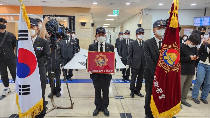 8일 오후 3시 경북 포항시 북구 장례식장에서 대한민국 무공수훈자회가 포항 아파트 지하주차장 참사로 숨진 안아무개씨의 입관 뒤 국가유공자 장례 의전 행사를 했다. 안씨는 베트남전 참전용사로 국가유공자다. 김규현 기자