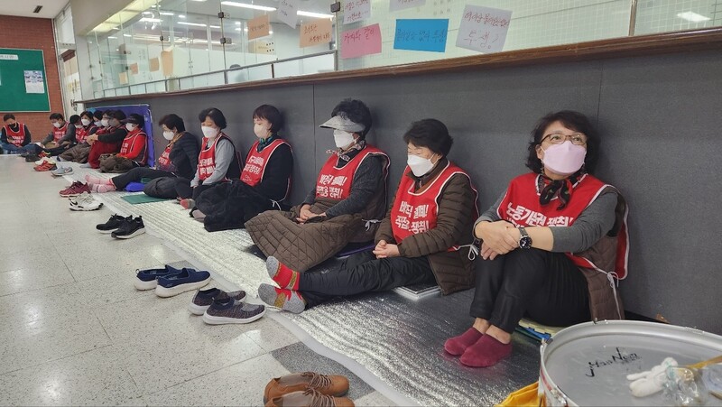 21일 오후 1시께 덕성여자대학교 청소노동자 40여명이 본관 1층에서 점거 농성을 하고 있다. 박지영 기자