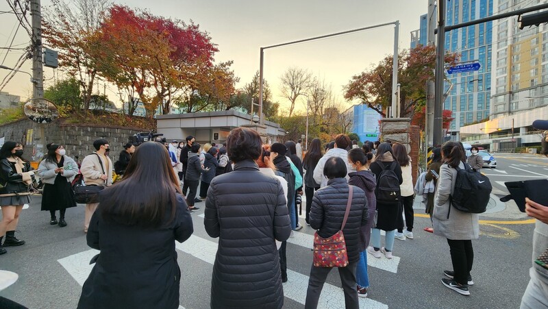 17일 오후 4시40분께 부모, 친구 등 80여명이 서울 서초구 서초고등학교 앞에서 수능을 마친 학생들을 기다리고 있다. 박지영 기자