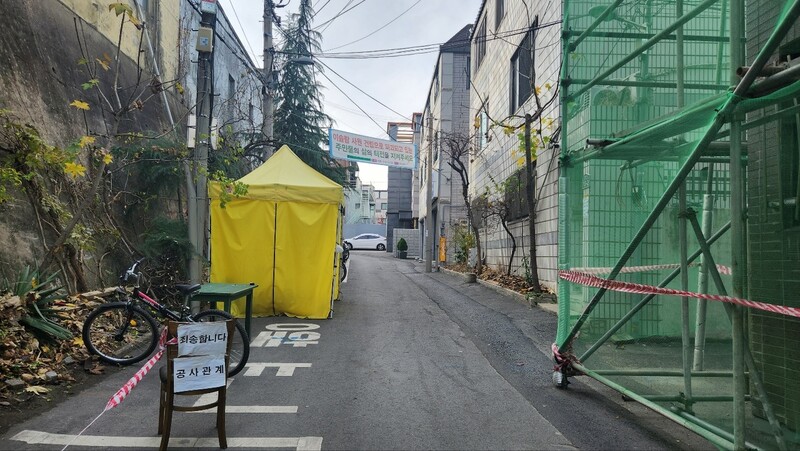 지난 25일 대구시 북구 대현동 경북대학교 서문 앞 이슬람 사원 공사 현장 앞 골목에 “공사 관계 죄송합니다”라는 안내문과 “이슬람 사원 건립으로 파괴되고 있는 주민들의 삶의 터전을 지켜주세요”라는 펼침막이 걸려 있다. 김규현 기자