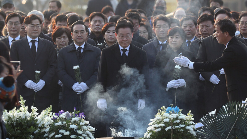 이재명 더불어민주당 대표가 1일 오후 당 지도부 의원들과 함께 경남 김해시 진영읍 봉하마을 노무현 전 대통령 묘역을 참배하고 있다. 사진 연합뉴스