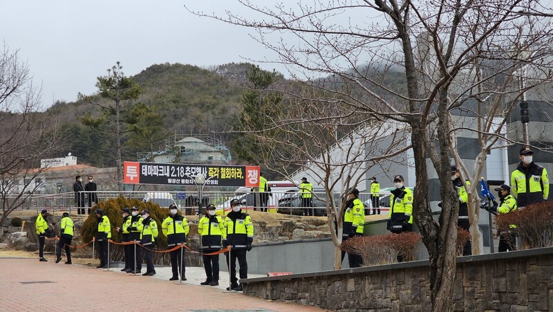 지난 18일 오전 대구시민안전테마파크에서 열린 대구지하철화재참사 20주기 추모식에서 팔공산 동화지구 상가번영회는 맞불 집회를 열었다. 김규현 기자