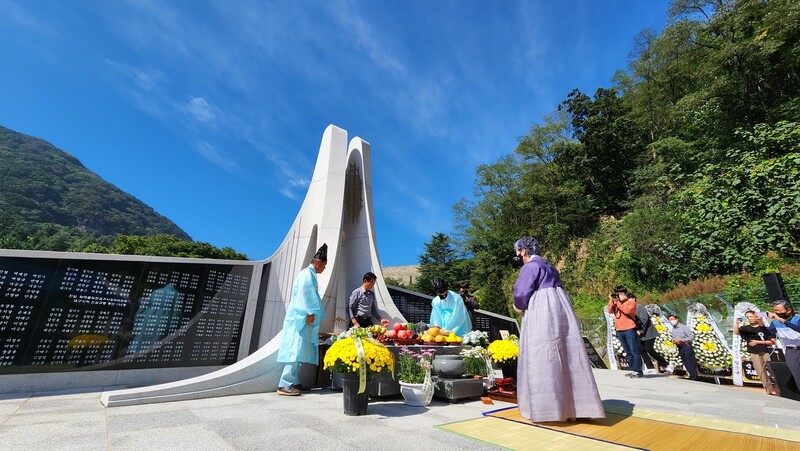 지난해 10월 1일 채영희 10월항쟁유족회장이 대구시 달성군 가창면 가창골에 마련된 ‘10월항쟁 등 한국전쟁 전후 민간인 희생자 위령탑’에서 열린 10월항쟁 76주기 합동위령제에서 분향하고 있다. 김규현 기자