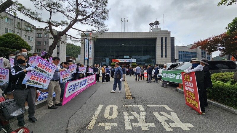 30일 오후 대구시 달성군 가창면 행정복지센터 앞에서 ‘달성군-수성구 관할구역 경계변경 관련 주민설명회’를 앞두고 찬반 주민들이 집회를 하고 있다. 김규현 기자