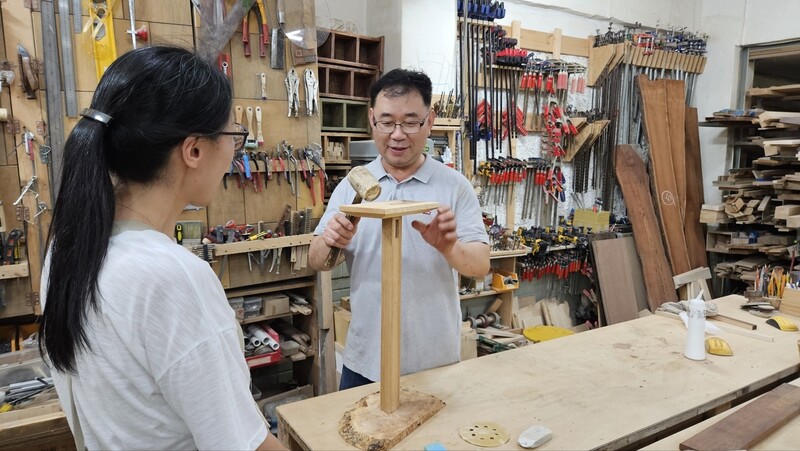 이종석 열린목공방 대표가 수강생에게 목공 기술을 알려주고 있다. 이종석 제공