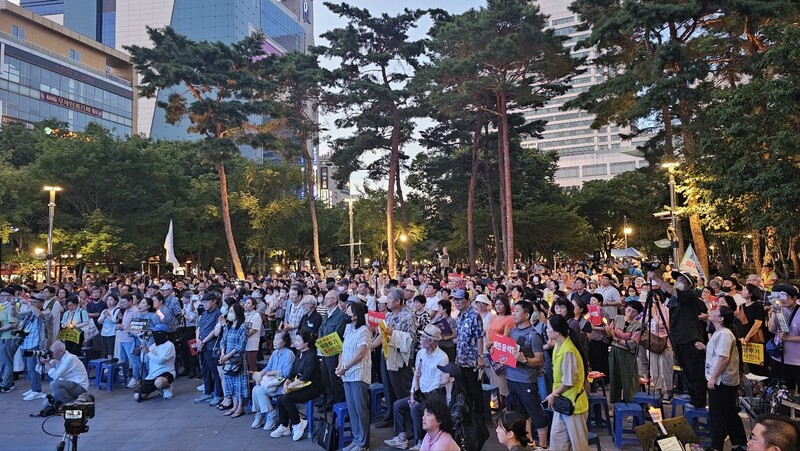 7일 저녁 대구시 중구 2·28기념중앙공원에서 열린 ‘윤석열 퇴진 월요 시국기도회에’ 천주교정의구현전국사제단 소속 신부들과 시민 1000여명이 모였다. 김규현 기자